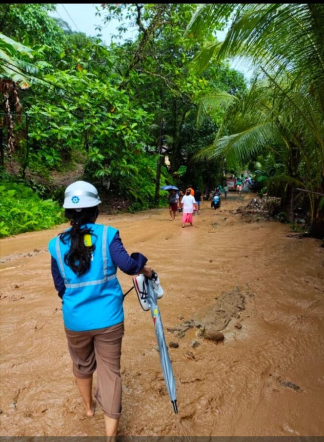 
					Petugas PLN UP3 Ambon Terobos Lumpur Demi Listrik