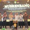 Anggota Komite II DPD RI Letjen TNI (Purn) Nono Sampono, memukul Tifa sebagai tanda dimulainya Musrenbang Provinsi Maluku, Kamis 24 Juli 2025