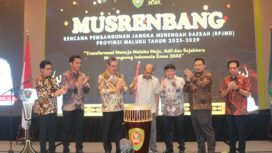 Anggota Komite II DPD RI Letjen TNI (Purn) Nono Sampono, memukul Tifa sebagai tanda dimulainya Musrenbang Provinsi Maluku, Kamis 24 Juli 2025