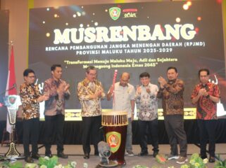 Anggota Komite II DPD RI Letjen TNI (Purn) Nono Sampono, memukul Tifa sebagai tanda dimulainya Musrenbang Provinsi Maluku, Kamis 24 Juli 2025