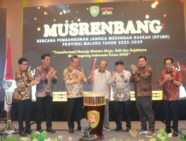 Anggota Komite II DPD RI Letjen TNI (Purn) Nono Sampono, memukul Tifa sebagai tanda dimulainya Musrenbang Provinsi Maluku, Kamis 24 Juli 2025