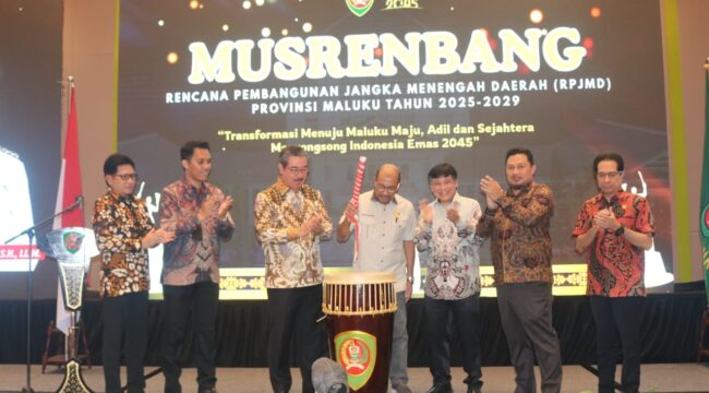 Anggota Komite II DPD RI Letjen TNI (Purn) Nono Sampono, memukul Tifa sebagai tanda dimulainya Musrenbang Provinsi Maluku, Kamis 24 Juli 2025