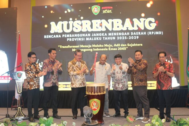 
					Anggota Komite II DPD RI Letjen TNI (Purn) Nono Sampono, memukul Tifa sebagai tanda dimulainya Musrenbang Provinsi Maluku, Kamis 24 Juli 2025