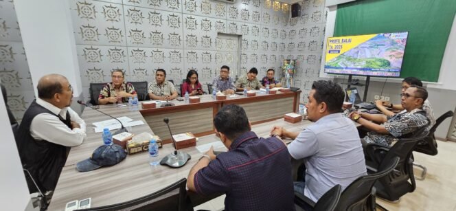 Letjen TNI (Purn) Nono Sampono dalam pertemuan bersama Pimpinan BWS Maluku dan jajaran di Kantor BWS Maluku, Jumat 25 Juli 2025