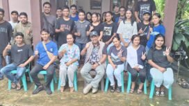 Anggota DPD RI Letjen TNI (purn) Nono Sampono foto bersama warga saat agenda reses di Maluku. 