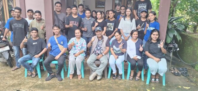 Anggota DPD RI Letjen TNI (purn) Nono Sampono foto bersama warga saat agenda reses di Maluku.