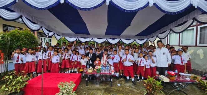 Nono Sampono Pilih Hadiri Upacara HUT RI ke-80 di SDN 4 Hative Besar