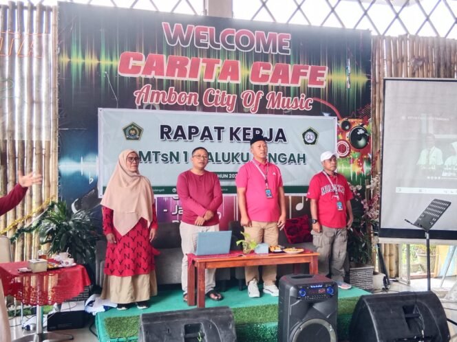 
					Kepala MTsN I Malteng, La Amin, membuka acara Raker MTsN I Malteng, Sabtu, 2 Agustus 2025