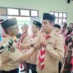 Penyematan tanda jabatan oleh Ketua Kwartir Ranting Sirimau kepada Ka Mabigus Sultan Nuku, Nasit Marasabessy, Kamis, 7 Agustus 2025