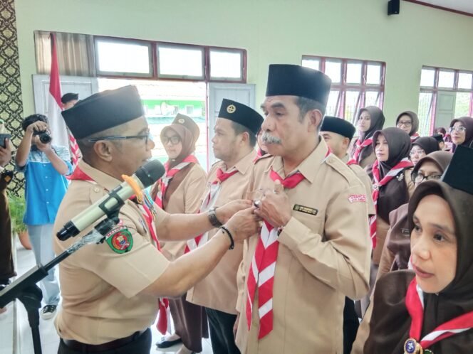 Penyematan tanda jabatan oleh Ketua Kwartir Ranting Sirimau kepada Ka Mabigus Sultan Nuku, Nasit Marasabessy, Kamis, 7 Agustus 2025
