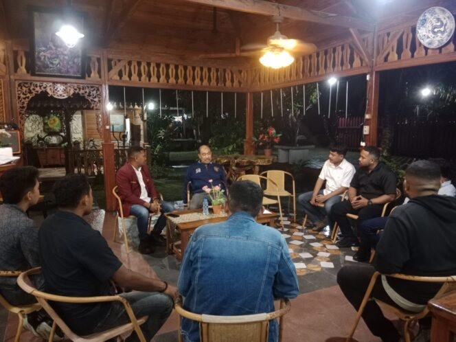 Anggota DPD RI, Letjen TNI (Purn) Nono Sampono berdiskusi dengan Pengurus Ikatan Mahasiswa Muhammadiyah Maluku di Kediamannya, Waiyame, Kota Ambon, Maluku, Minggu 17 Agustus 2025