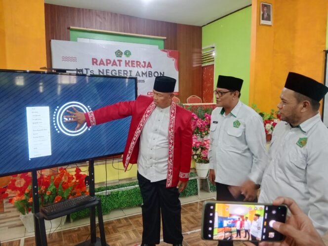 Kakanwil Agama Buka Raker MTsN Ambon dan Launching Madrasah Digital