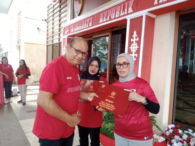 58 ASN DPRD Maluku Terima Satya Lencana