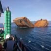 Ilustrasi Kapal Tongkang Patah di Laut
