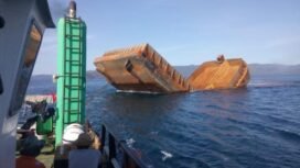 Ilustrasi Kapal Tongkang Patah di Laut