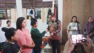 KanKemenag Ambon Salurkan Bantuan Kepada Warga Hunut