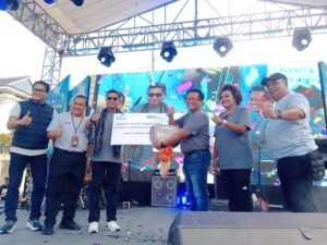 PLN Serahkan Gerobak Sampah Listrik ke Pemkot