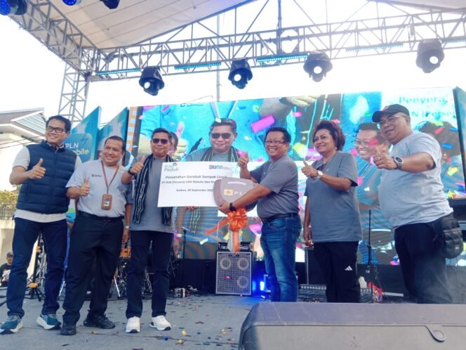
					PLN Serahkan Gerobak Sampah Listrik ke Pemkot