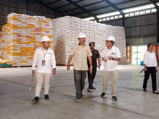 
					Kunker Ke Ambon, Nono Sampono Tinjau Pasokan di Gudang Bulog Maluku