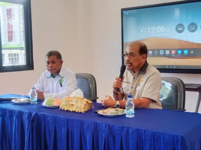 
					Anggota DPD RI Letjen TNI (Purn) Nono Sampono bersama Rektor UIN A. M. Sangadji Ambon Dr. Abidin Wakano saat kunjungan ya ke Kampus UIN AMSA, Selasa 14 Oktober 2025