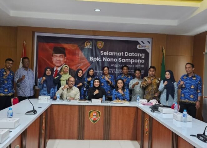 Anggota DPD RI Letjen TNI (Purn) Nono Sampono melakukan pertemuan bersama jajaran Dinas PUPR Maluku dalam agenda reses ke Ambon, Jumat 17 Oktober 2025