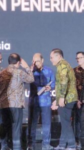 Nono Sampono Terima Jakarta Investment Award 2025