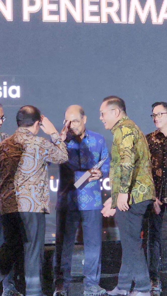 
Nono Sampono Terima Jakarta Investment Award 2025