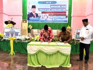 Kepala KUA Aru Utara Tempuh Jalur Sulit Antarkan Buku Iqra’ ke Desa Terpencil