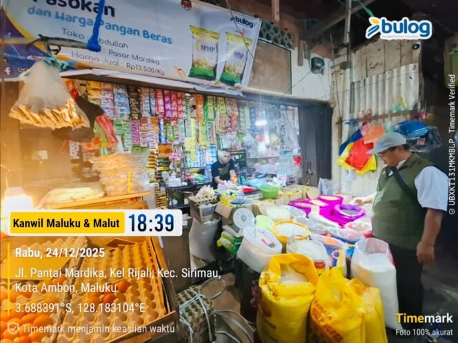 
Tim Bulog Pantau Harga Pangan di Pasar Mardika Ambon