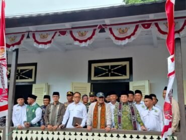 Menteri Agama dan Anggota DPD RI, Letjen TNI Marinir (Purn) Nono Sampono saat berada dirumah pengasingan Bung Hatta di Banda Naira,Jumat (16/1/26)