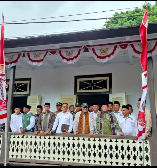 
Menteri Agama dan Anggota DPD RI, Letjen TNI Marinir (Purn) Nono Sampono saat berada dirumah pengasingan Bung Hatta di Banda Naira,Jumat (16/1/26)