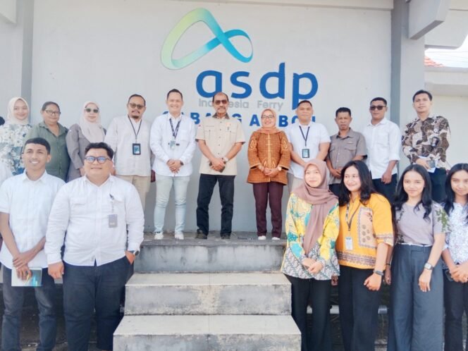 
Foto Bersama Anggota DPD RI, DR. Nono Sampono dan jajaran manajemen ASDP Cabang Ambon, Jumat 13 Februari 2026