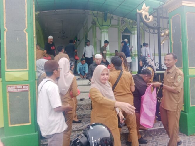 
Majelis Taklim DPRD Maluku Berbagi Takjil Ramadan