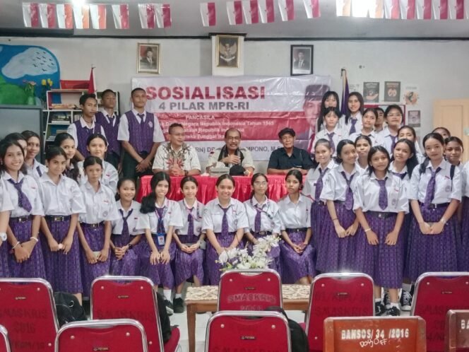 
Sosialisasi Empat Pilar Kebangsaan, Ini Pesan Nono Sampono kepada Siswa SMA Kristen YPKPM Ambon