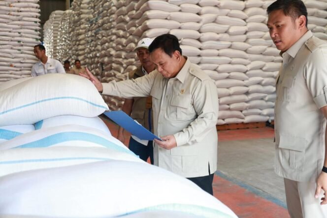 
Prabowo Subianto Sidak Gudang Bulog Pastikan Stok Aman