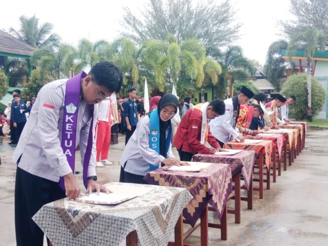 
Sembilan Pengurus Baru Organisasi MAN Ambon Didorong Berprestasi