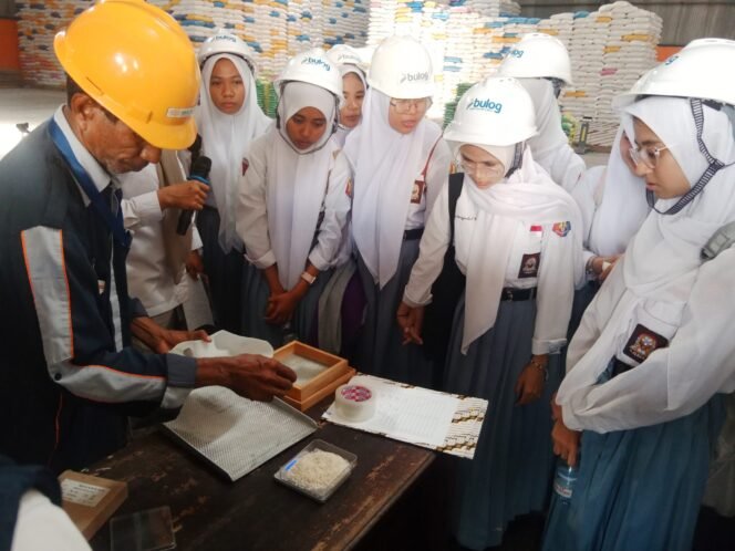 
Edukasi Pangan, Siswa SMAN 13 Ambon Kunjungi Bulog