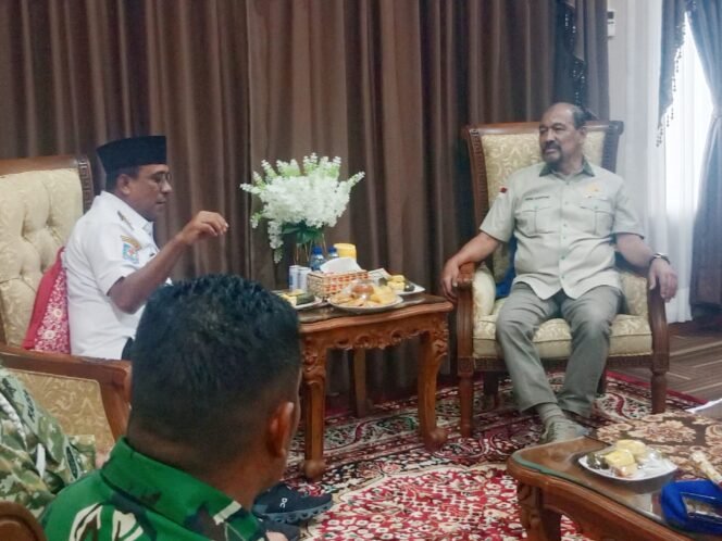 
Kunjungan Reses ke Masohi, Nono Sampono Soan ke Bupati Malteng