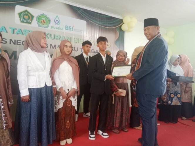 
MTsN 6 Maluku Tengah Gelar Tasyakuran Kelulusan Siswa