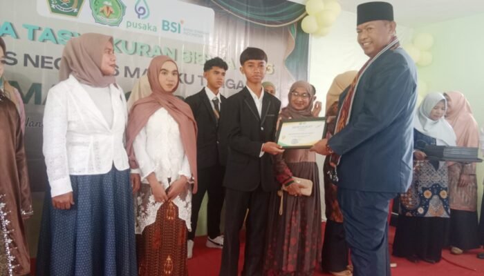 MTsN 6 Maluku Tengah Gelar Tasyakuran Kelulusan Siswa