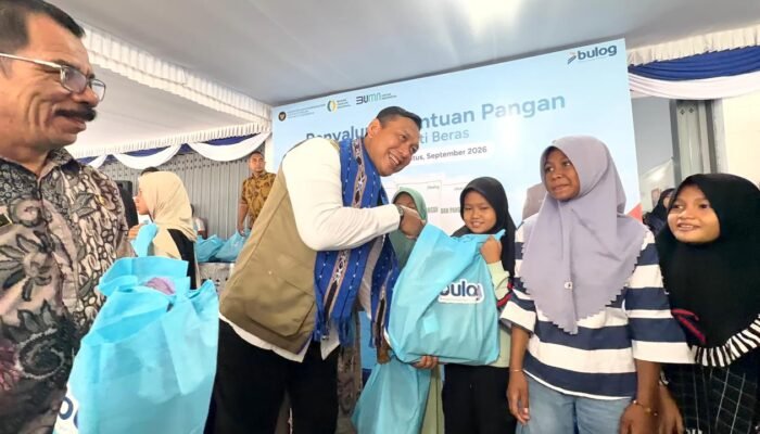 Dirut BULOG dan Menko Pangan Pantau Langsung Penyaluran Bantuan Pangan di Ambon