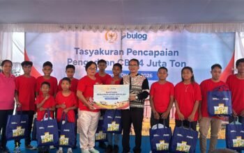 BULOG Salurkan Bantuan Perlengkapan Sekolah dan Pompa Air di Ambon