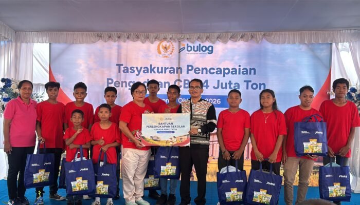 BULOG Salurkan Bantuan Perlengkapan Sekolah dan Pompa Air di Ambon