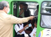 Kabut Asap Ancam Pernapasan, Hendrik Lewerissa Turun Bagikan 1.500 Masker di Ambon