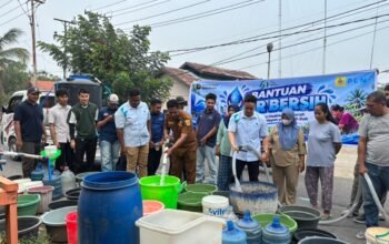 Peringati HLN ke-81, PLN ULP Bula Perkuat Kepedulian Sosial melalui Distribusi Air Bersih