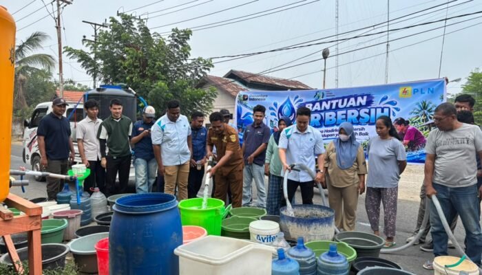 Peringati HLN ke-81, PLN ULP Bula Perkuat Kepedulian Sosial melalui Distribusi Air Bersih