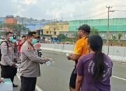 Asap Karhutla Kepung Ambon, Polisi Bagikan Masker ke Warga