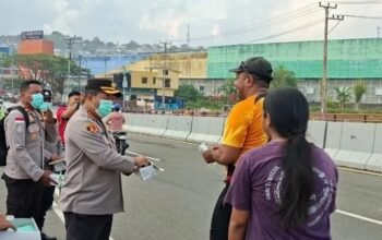Asap Karhutla Kepung Ambon, Polisi Bagikan Masker ke Warga