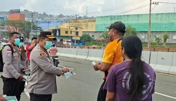 Asap Karhutla Kepung Ambon, Polisi Bagikan Masker ke Warga