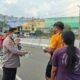 Asap Karhutla Kepung Ambon, Polisi Bagikan Masker ke Warga